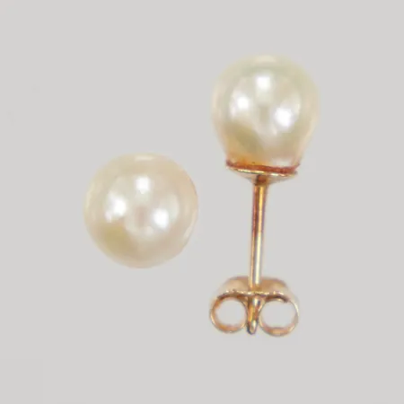 Ett par örhängen med pärlor, Ø6,2mm, stift, limrester på ena pärla, 18K Vikt: 1,1 g