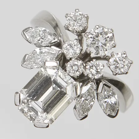 Ring, smaragdslipad diamant 1,90ct TW/VVS2 + markisslipade diamanter 4 x ca0,13-0,16ct + briljantslipade diamanter 1 x ca0,20ct + 2 x ca0,10ct + 2 x ca0,05ct, stl 16½, bredd 2-17mm, Sengels Guldsmedja G, år 1984, vitguld, 18K Vikt: 6,5 g