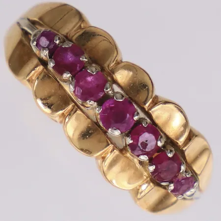 Ring med rosa stenar, stl 18¼, bredd 8,1mm, ojämnheter på skenan, 18K Vikt: 4,5 g