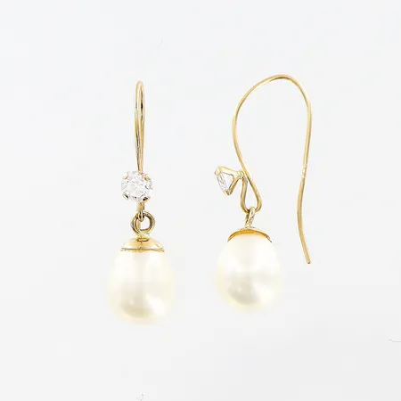 Ett par örhängen, odlade pärlor 7x6mm, vita stenar, 22mm, krokfäste, något skev, 18K.  Vikt: 1,3 g