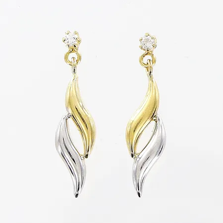 Ett par örhängen, vita stenar, 23mm, vit/gulguld, 18K Vikt: 1,2 g