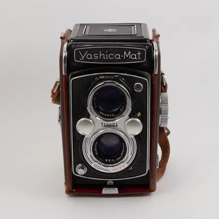 Kamera Yashica-Mat, serienummer: 146100527, objektiv Yashinon 80mm, ej funktionstestad, läderfodral