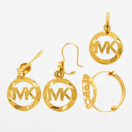 Ett par örhängen 30mm, bredd: 15mm, hänge 25mm, bredd: 16mm, ring stl 15½ justerbar, skev, OBS Ej märkesdesign, 21K Vikt: 4,2 g