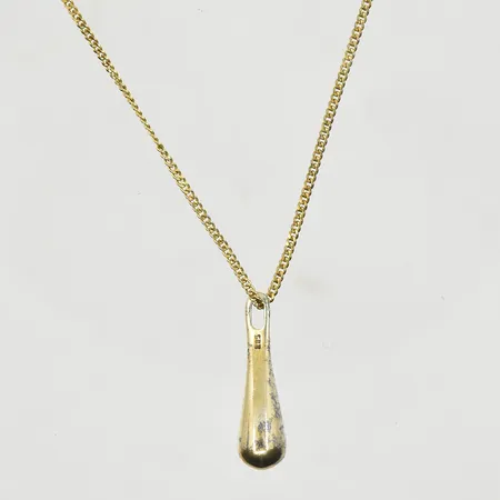 Kedja med hänge droppe, längd 39½ cm, länkens bredd 1 mm, droppe med fläckar, kedja förgylld, 835/1000 silver. Vikt: 4,7 g