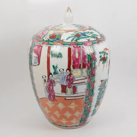 Lockurna, bemålad med Asiatisk motiv, ojämn botten, slitage och färgbortfall, höjd inkl lock ca 30cm, Ø ca 55cm. Skickas med paket.