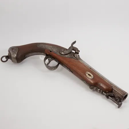 Slaglåspistol, Spansk 1800-talets mitt, gravyr daterad 1846, åldersbetingad slitage, en del av beslag saknas, sprickor/skador