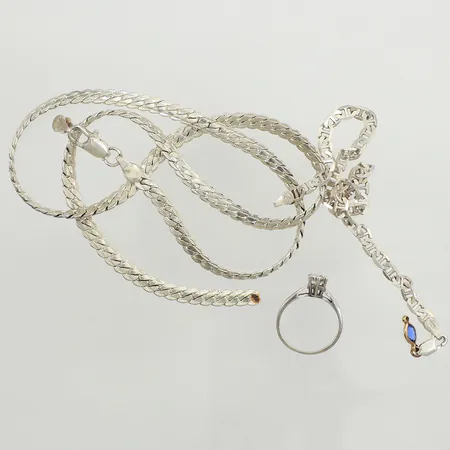 Diverse silver defekt, ett lås och en berlock i metall, silver Vikt: 26 g