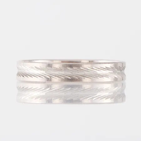 Ring vitguld med gravyr, storlek 20 mm, bredd 3.9 mm, 18k. Vikt: 2,9 g