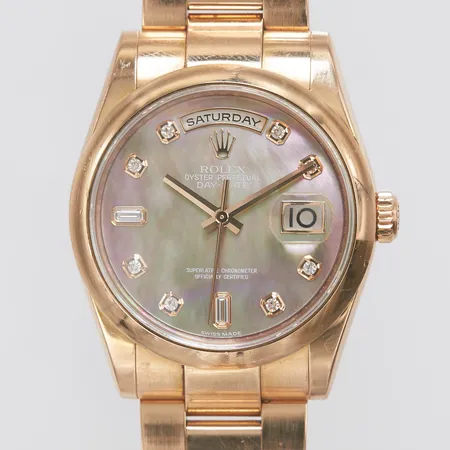 Herrur Rolex Day-Date, 18K, automatisk, 36mm, ref: 118205, snr. V404980, safirglas, dag, datum, pärlemorurtavla med diamantindex, oysterlänk, 18K, viklås, två extra länkbitar, certifikat 2009 Bucherer AG, Schweiz Genève, manual box. 