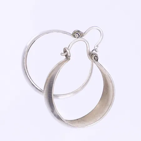 Ett par örhängen, creoler, Ø19mm, bredd 8mm, ostämplat silver  Vikt: 3,6 g