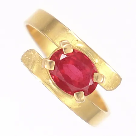 Ring med röd sten, stl 17½, bredd 3-9mm,  18K Bruttovikt: 3,3g 
