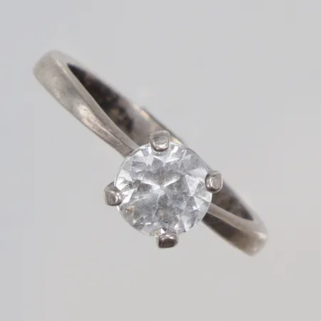 ring med vit sten, stl 16½, bredd 2-5mm, silver, 925/1000 Vikt: 2,4 g