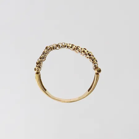 Ring, delvis ledad, stl 22¾, bredd ca 3-6mm, tvåtonad, något skev, otydligt stämplad, 18K Vikt: 4,2 g