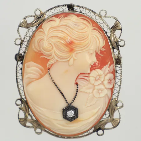 Brosch/ hänge med camé samt diamant ca 0,04ct, ca 48cm, inklusive ögla, bredd ca 35cm, felstämplat, metall Vikt: 11 g