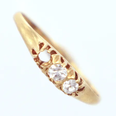 Ring, Ø18½, små vita stenar, en sten saknas, skev i skenan, 18K Vikt: 1,4 g