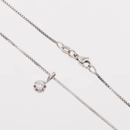 Collier vitguld, längd ca 38 cm, hänge med solitär diamant på 0.12 ct enligt inskription, 18k. Vikt: 3,8 g