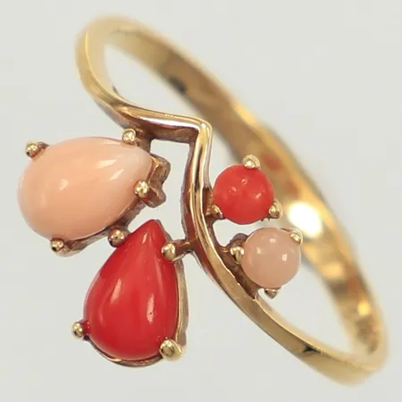 Ring med orange samt laxfärgade stenar, möjligen koraller, stl 17¼, bredd 10,6mm, 18K Vikt: 1,9 g