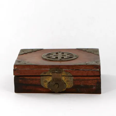 Skrin med detaljer i gulmetall, 11x9cm, höjd ca 3,5cm, Kina, tidigt 1900-tal, slitage