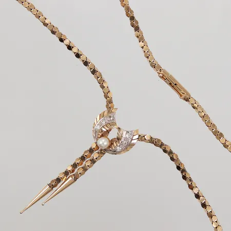 Collier, halvstelt, ihålig, längd ca 46cm, bredd ca 3mm, integrerat hänge med pärla samt vita stenar, rödguld, 18K  Vikt: 14,1 g