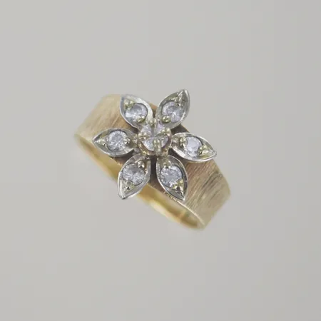 Ring med diamanter 7 x 0,05ct, Ø 17 mm, bredd 14,7 mm, 14K Vikt: 4,4 g