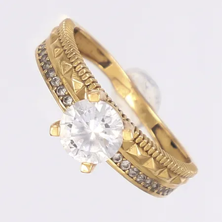 Ring med vita stenar, stl 18½, bredd 2-6mm, ojämn skena, 21K Bruttovikt: 3,6g