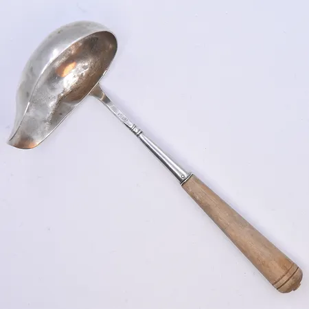 Såsslev med trähandtag, längd 16 cm, silver 830/1000. Vikt: 30 g