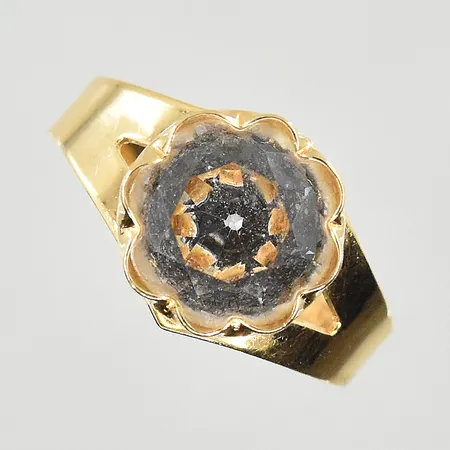 Ring med vit sten, stl 16½, bredd 3-10 mm, 18K. Vikt: 2,4 g