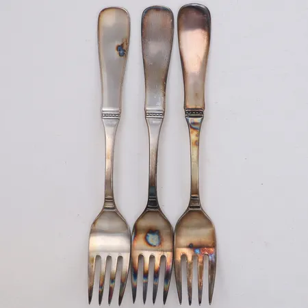 Tre dessertgafflar, längd ca 16,5cm, modell Uppsala, formgivare Eric Löfman, Mema Ab, år 2003, Eskilstuna , 830/1000 silver Vikt: 123,7 g