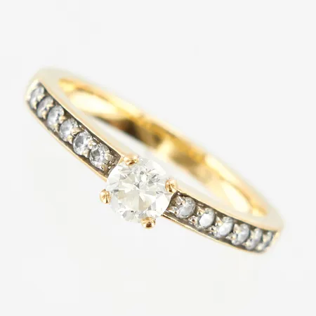 Ring, diamanter 0,76ctv, mittstenen ca 0,50ct, H/SI, stl 19, bredd: 3-5mm, kvalitetsintyg från Hallbergs Guld medföljer, GHA 18K Vikt: 5 g