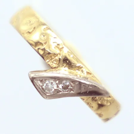 Ring, tvåfärgad, Ø16¼, diamanter 1x ca. 0,01ct, 1x ca. 0,005ct, gravyr, 18K Vikt: 4,2 g