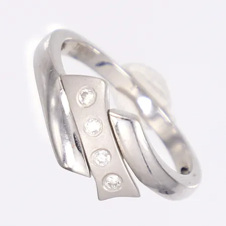 Ring med vita stenar, stl 17, bredd 2-9mm, vitguld, 14K Vikt: 3,1 g