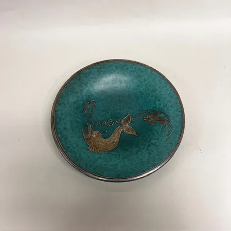 Fat Argenta, Wilhelm Kåge, Gustavsberg, märkt 1035 I undertill, dekor av fiskar, grönglaserat stengods med dekor i silver, Ø30cm, personlig inristning med namn på undersida Skickas med postpaket.