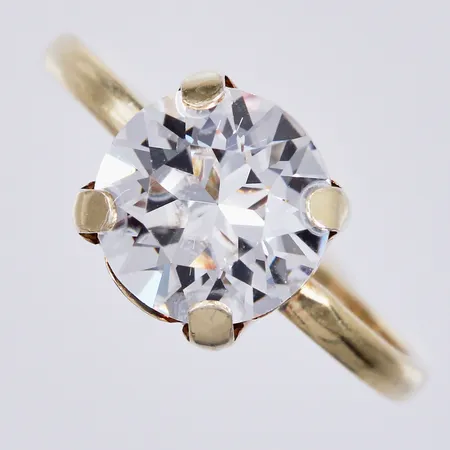 Ring med vit sten, stl: 16, bredd: ca 1-8mm, 925/1000, förgyllt silver Vikt: 1,6 g