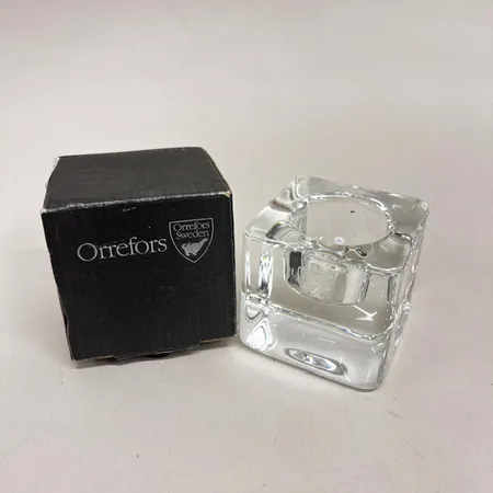 Ljuslykta, Orrefors , Ice Cube, design Göran Wäff, höjd ca 6,5cm, repor undertill, stämpel- etikett märkt, kartong Skickas med paket.