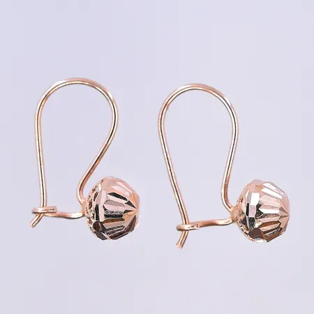 Ett par örhängen, längd 17 mm, 14K. Vikt: 0,8 g