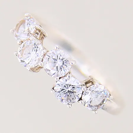 Ring med vita stenar, stl 17, bredd 2-5mm, GHA, silver 925/1000 Vikt: 2,7 g