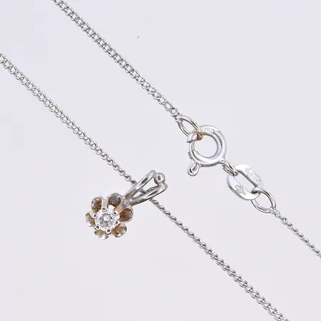 Kedja Pansar med hänge diamant 0,05ctv, längd på kedja 44,5 cm och bredd 1 mm, längd på hänget 11 mm och bredd 5 mm, vitguld, 18K. Vikt: 2,4 g