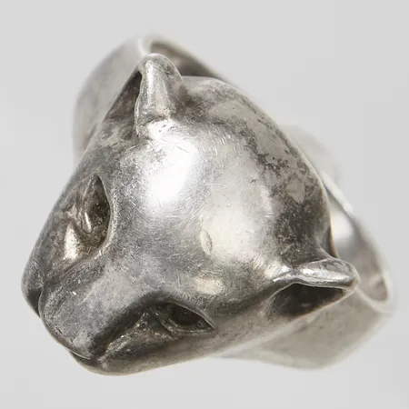 Ring Lejon, stl 18¼, bredd 3,5-17mm, 925/1000 silver Vikt: 9,7 g