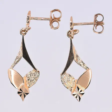 Ett par örhängen, längd 30 mm, bredd 10 mm, 18K. Vikt: 2,1 g