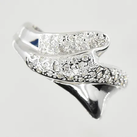 Ring med diamanter ca 0,40ctv, stl 18¾, bredd 4-12 mm, vitguld, 18K. Vikt: 5,6 g