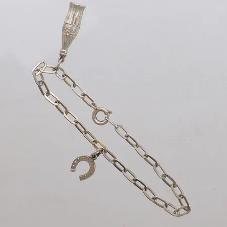 Armband med två berlocker, längd 16,5cm, bredd 3,6-28,4mm, en länk något böjd, silver 830/1000 Vikt: 3,9 g