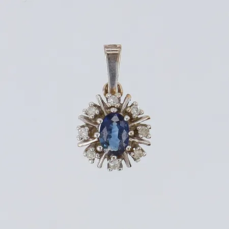 Hänge med ovalslipad safir 1 x ca 0,30ct, samt 8/8-slipade diamanter 8 x ca 0,015ct, 17x10,5mm ink ögla,  vitguld 18K.  Vikt: 1,7 g