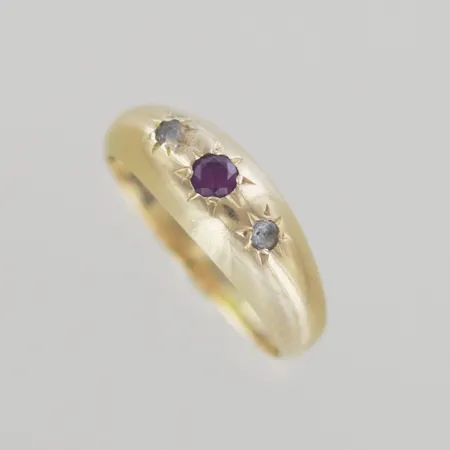 Ring med stenar, Ø 18 mm, bredd 7 mm, 18K  Vikt: 6,5 g