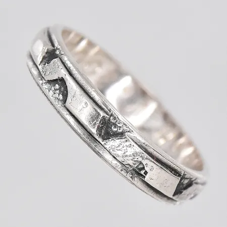 Ring, stl 18, graverad, silver 925/1000  Vikt: 2,7 g