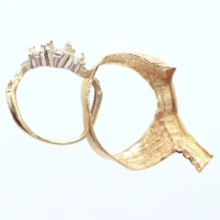 Parti guld, 2 defekta ringar, 14K Vikt: 8,9 g