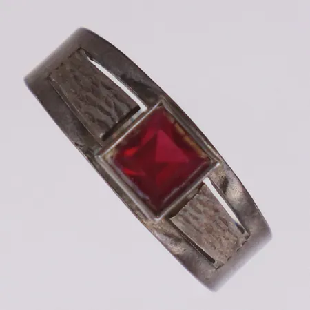 Ring med röd sten, stl 17, bredd 2,6-6,5mm, silver 835/1000 Vikt: 1,6 g