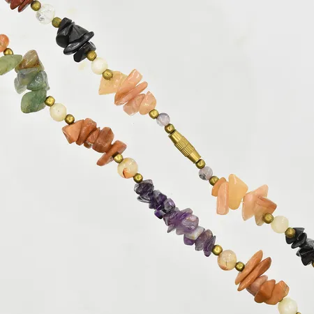 Collier, tumlade stenar, längd ca 58 cm, lås i metall. Vikt: 0 g