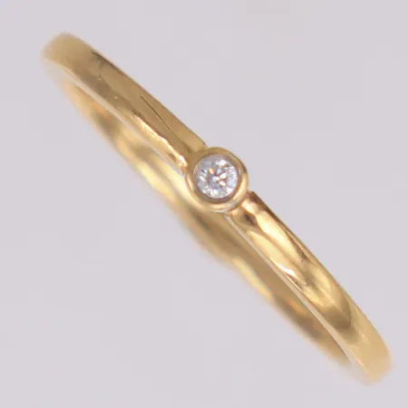Ring med diamant 1xca0,02ct, stl 17, bredd 1,4-2,4mm, 18K  Vikt: 1,9 g
