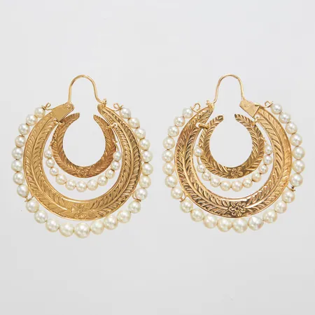 Ett par örhängen, odlade pärlor, längd ca 52mm, bredd 46mm, 14K, bruttovikt: 19,7g. 