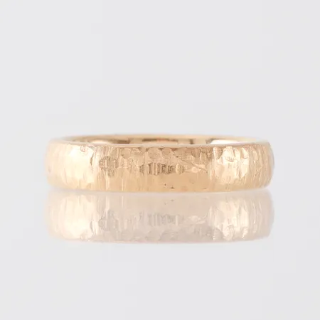 Ring mönstrad, Fernand Utziel, storlek 19 mm, bredd 4.9 mm, 18k. Vikt: 9,9 g